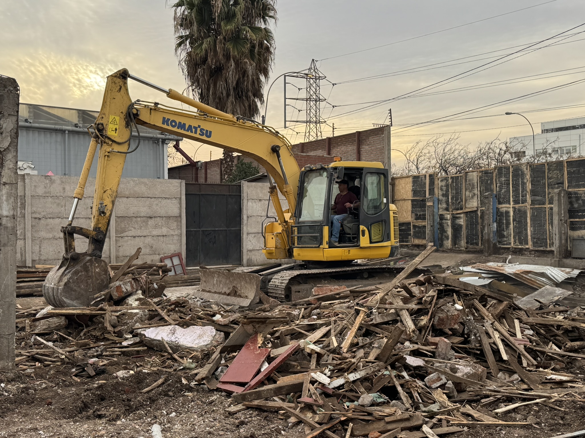 Camión tolva cargando escombros de demolición en obra demolición y excavación]